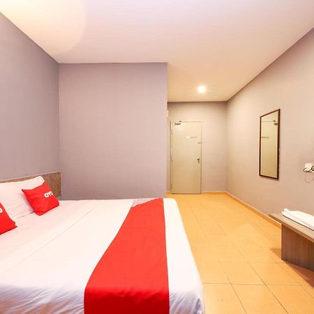 Oyo 89676 Hotel 22 Серембан  Экстерьер фото